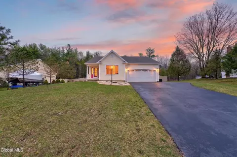 16 Glenview Dr, Scotia, NY 12302