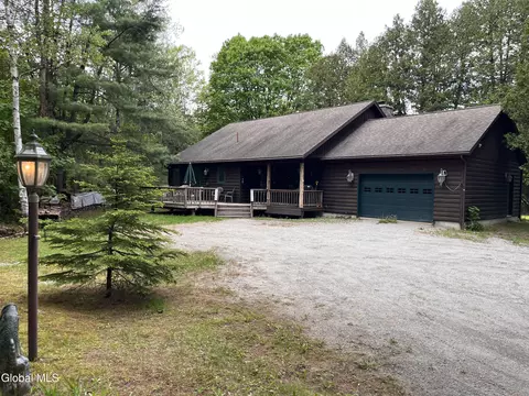 17 Hawkins Ln, Brant Lake, NY 12815