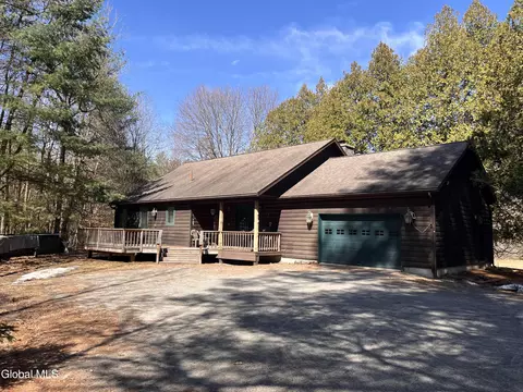 17 Hawkins Ln, Brant Lake, NY 12815