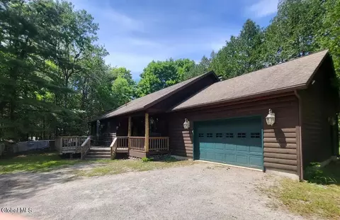 17 Hawkins Ln, Brant Lake, NY 12815
