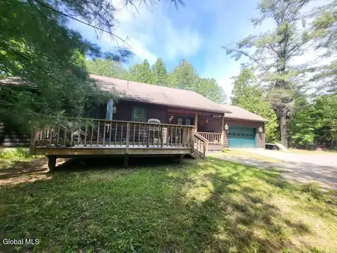 17 Hawkins Ln, Brant Lake, NY 12815