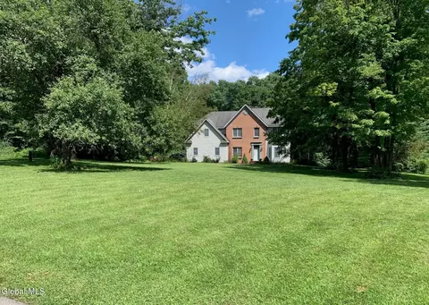 5 King James Ct, Saratoga Springs, NY 12866