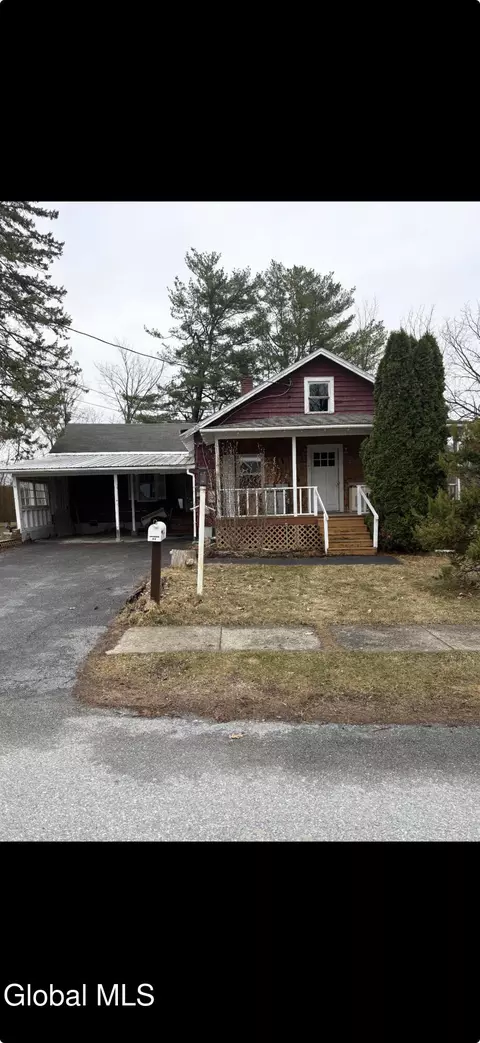 26 3rd Ave, Ticonderoga, NY 12883