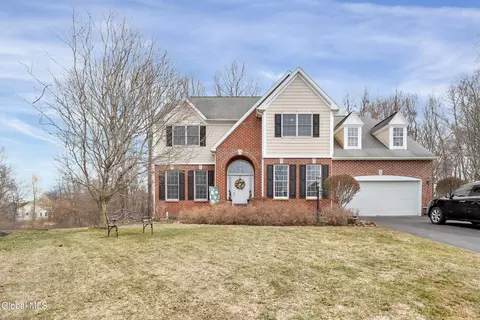 22 Wayfield Ln, Cohoes, NY 12047