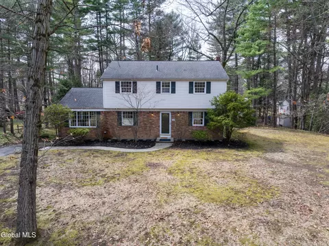33 Casablanca Ct, Clifton Park, NY 12065