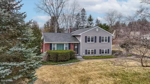 11 Gregory Ln, Loudonville, NY 12211