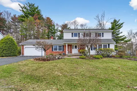 17 Tamarack Ln, Niskayuna, NY 12309