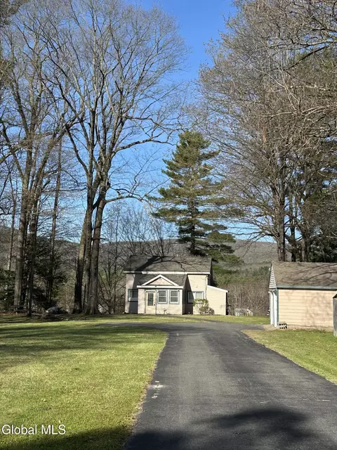 107 Harris Ave, Lake Luzerne, NY 12846