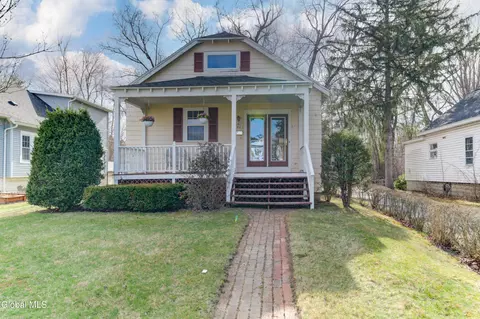 1162 S Country Club Dr, Niskayuna, NY 12309
