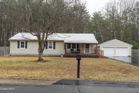 18 Pinewood Rd, Queensbury, NY 12804