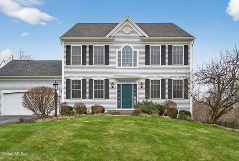 39 Outlook Dr S, Mechanicville, NY 12118