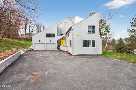 4 E Van Leuven Dr, Rensselaer, NY 12144