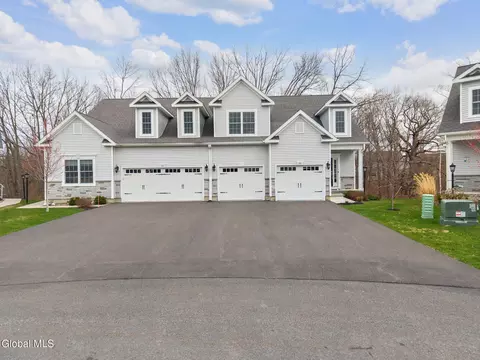 33 Joshua Pl, Glenmont, NY 12077