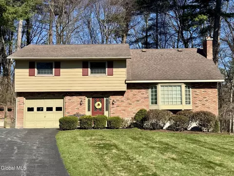 13 Arnold Dr, Clifton Park, NY 12065