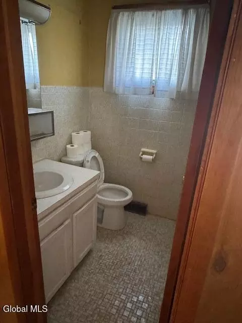 Bath - 33 Cromer Ave, Schenectady, NY 12304 photo 2 of 2