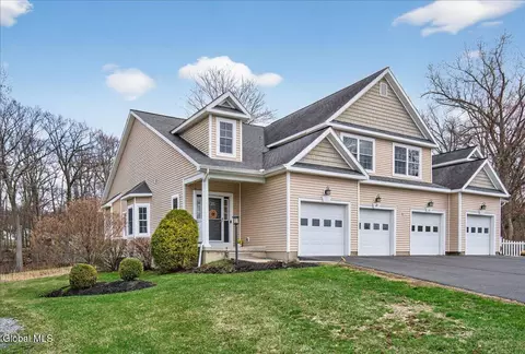 29 Jordan Point Dr, Troy, NY 12180