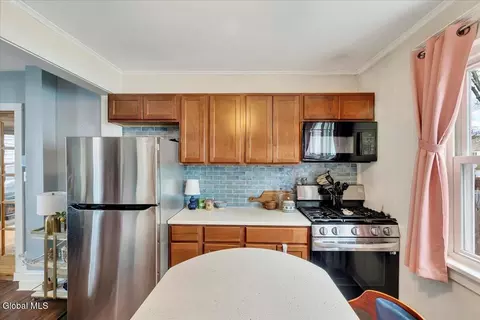 Kitchen - 1075 Keyes Ave, Schenectady, NY 12309 photo 5 of 6