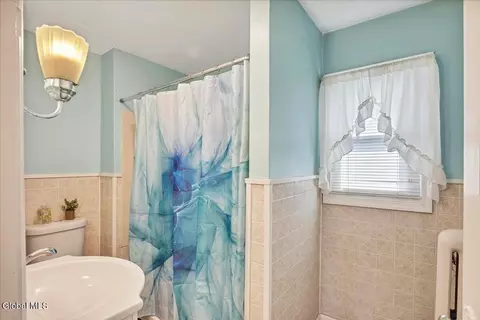 Bath - 1075 Keyes Ave, Schenectady, NY 12309 photo 2 of 3