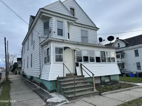 3 Henrietta St, Amsterdam, NY 12010