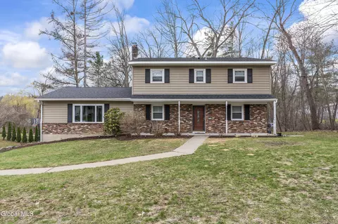 7 Chango Dr, Ballston Lake, NY 12019