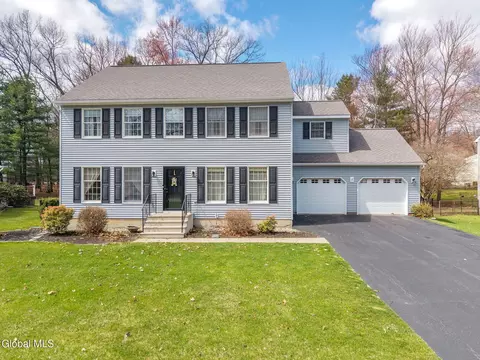 18 Hiawatha Dr, Clifton Park, NY 12065