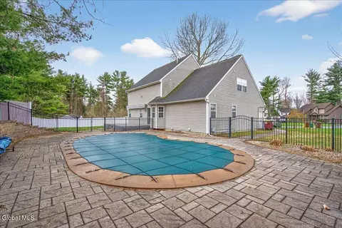 Exterior - 15 Seneca Ct, Slingerlands, NY 12159 photo 4 of 7
