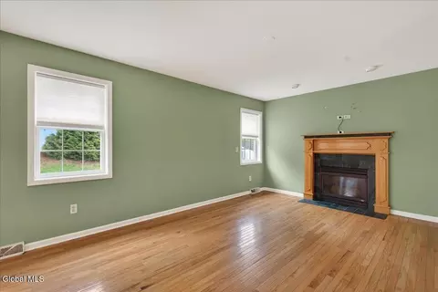 Living - 15 Seneca Ct, Slingerlands, NY 12159 photo 3 of 4