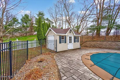 Exterior - 15 Seneca Ct, Slingerlands, NY 12159 photo 3 of 7