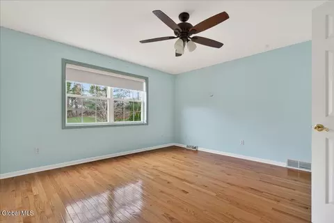 Bedroom - 15 Seneca Ct, Slingerlands, NY 12159 photo 6 of 7