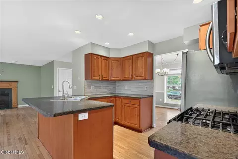 Kitchen - 15 Seneca Ct, Slingerlands, NY 12159 photo 3 of 4