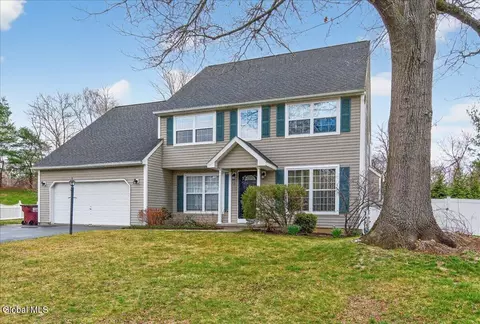 15 Seneca Ct, Slingerlands, NY 12159