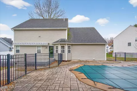 Exterior - 15 Seneca Ct, Slingerlands, NY 12159 photo 5 of 7