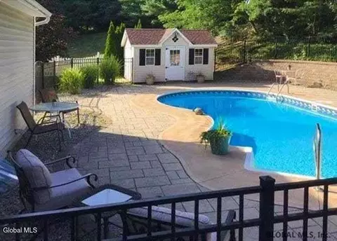Exterior - 15 Seneca Ct, Slingerlands, NY 12159 photo 2 of 7