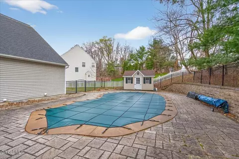 Exterior - 15 Seneca Ct, Slingerlands, NY 12159 photo 6 of 7