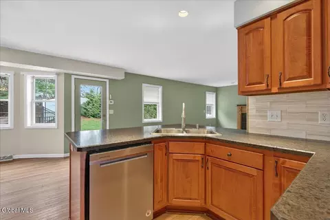 Kitchen - 15 Seneca Ct, Slingerlands, NY 12159 photo 2 of 4