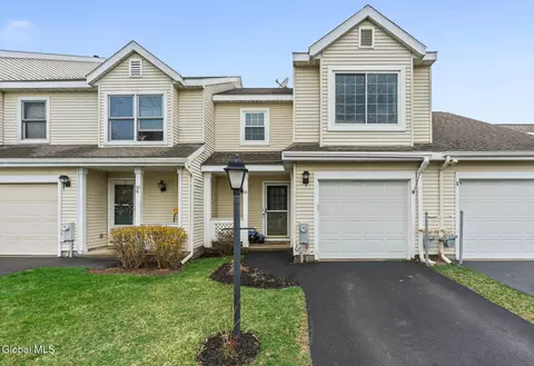 18 Justine Ct, Rensselaer, NY 12144