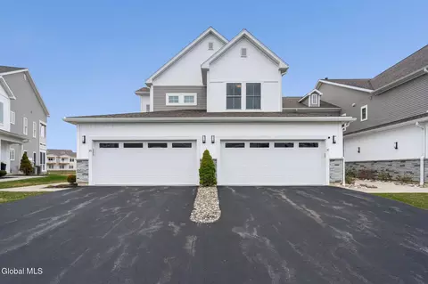 39 Wardley Cir, Cohoes, NY 12047