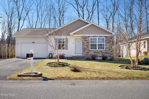 26 Parkview Ln, Glens Falls, NY 12801