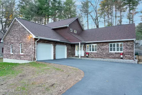 6 Crown Pt, Ballston Lake, NY 12019
