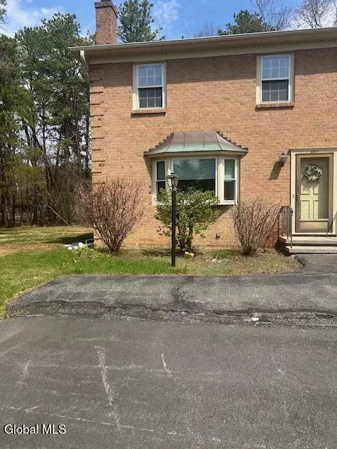 207 Point Of Woods Dr, Albany, NY 12203