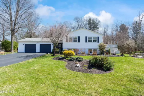 866 Huntingdon Dr, Schenectady, NY 12309