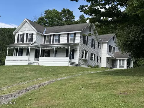 818 Middle Rd, Granville, NY 12832