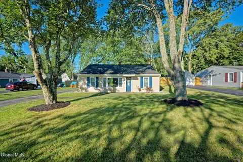 2 Alamo Ln, Schenectady, NY 12304