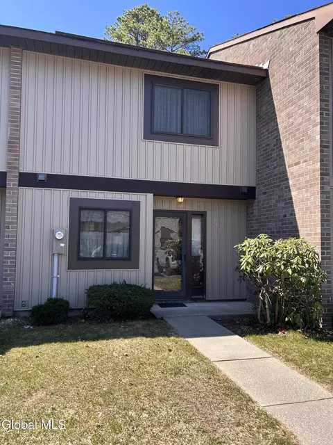 26 Point Of Woods Dr, Albany, NY 12203