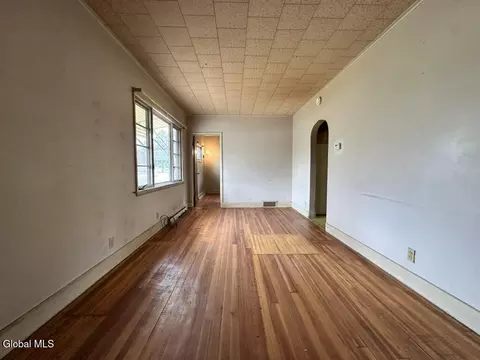 Living - 382 Ballston Rd, Glenville, NY 12302 photo 2 of 3