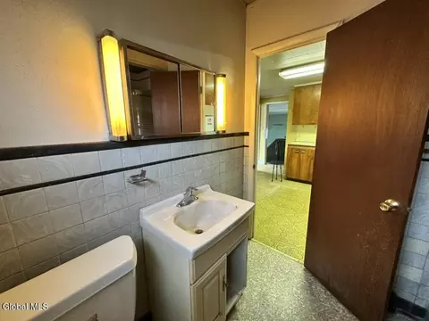 Bath - 382 Ballston Rd, Glenville, NY 12302 photo 4 of 4