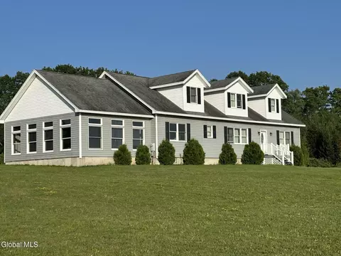 113 Bluebird Ln, Gloversville, NY 12078