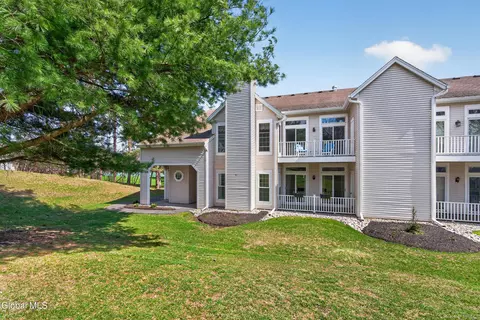 321 Diamond Rock Cir, Troy, NY 12182