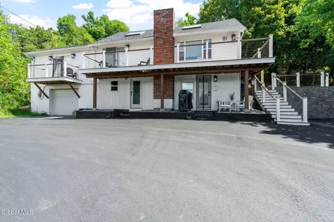 81 Rodgers Ln, Saratoga Springs, NY 12866