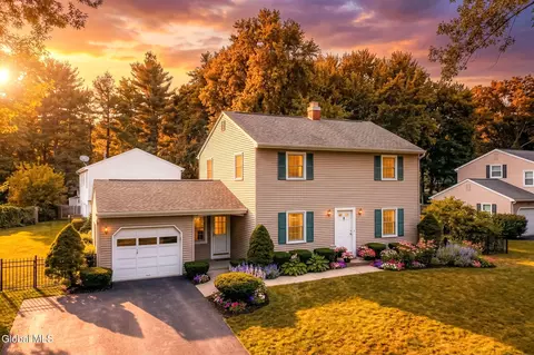 21 Huntwood Dr, Clifton Park, NY 12065